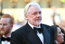 Julian Assange acude al Festival de Cannes a menos de un año de su liberación Julian Assange, es captado en el Festival de Cannes a menos de un año de su liberación