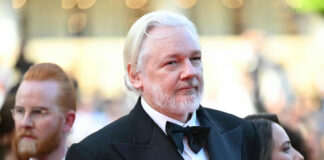 Julian Assange acude al Festival de Cannes a menos de un año de su liberación Julian Assange, es captado en el Festival de Cannes a menos de un año de su liberación