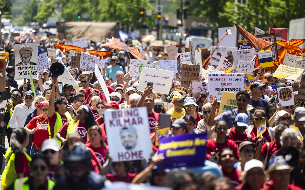 Manifestantes marchan el primero de mayo para exigir vivienda justa, atención médica, salarios justos y protección sindical para los trabajadores estadounidenses en Washington, D.C., el 1 de mayo de 2025. Foto: EFE