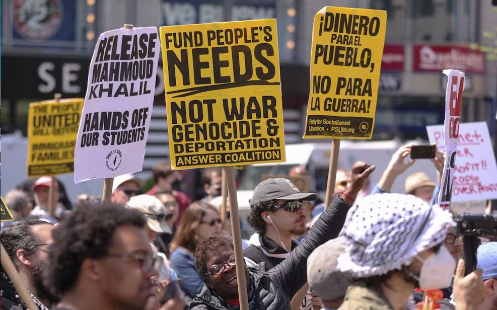 Cientos de personas se congregan durante una manifestación en el Día del Trabajo en Unión Square, Nueva York, el 1 de mayo de 2025. Foto: EFE