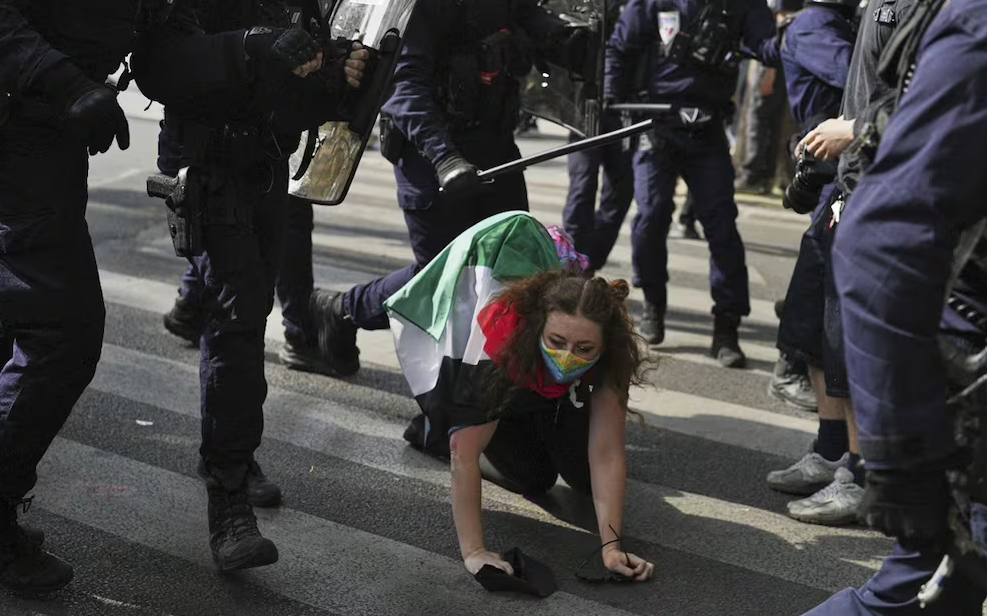 Una manifestante es reprimida por la policía durante los incidentes ocurridos en la manifestación del primero de mayo en París, Francia, el jueves 1 de mayo de 2025. Foto AP