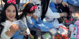 Familia mexicana causa furor en redes por armar sus tortas caseras en Disneyland Familia mexicana causa furor en redes por armar sus tortas caseras en Disneyland
