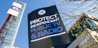 Trump firma orden ejecutiva que pone fin al subsidio a los medios públicos NPR y PBS Trump firma orden ejecutiva que pone fin al subsidio a los medios públicos NPR y PBS