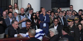 Uruguayos despiden a José Mujica, el “presidente más pobre del mundo” Uruguayos despiden a José Mujica, el “presidente más pobre del mundo”