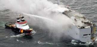 Se incendia carguero que transportaba miles de vehículos chinos a México Se incendia carguero que transportaba miles de vehículos chinos a México