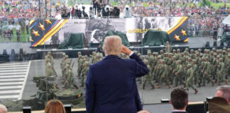 Lluvia, protestas, escasa asistencia, 45 mdd; el desfile de cumpleaños de Trump Lluvia, protestas, escasa asistencia, 45 mdd; el desfile de cumpleaños de Trump