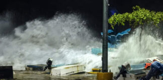 Huracán “Erick” ya ruge en Oaxaca: reportan compras de pánico y mar desbordado Huracán "Erick" ya ruge en Oaxaca: reportan compras de pánico y mar desbordado