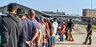 Agentes de ICE detienen a 84 migrantes en una redada en un hipódromo en Louisiana Agentes migratorios de EU detienen a 84 migrantes; incluyendo "criminales" mexicanos, en un hipódromo en Louisiana