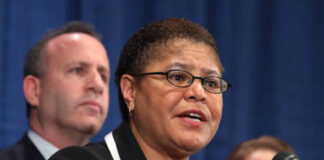 La alcaldesa Karen Bass levanta toque de queda en el centro de Los Ángeles La alcaldesa Karen Bass levanta toque de queda en el centro de Los Ángeles