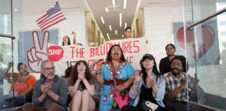 Manifestantes que bailaban y cantaban en resistencia son detenidos en Los Ángeles Manifestantes que bailaban y cantaban como acto de resistencia son detenidos en Los Ángeles