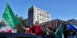 Trump defiende su desfile militar en medio de protestas ‘No Kings’ en todo el país Trump defiende su desfile militar en medio de protestas 'No Kings' en todo el país