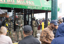 Una gran multitud se reúne en Minneapolis tras falsos rumores de redada de ICE Operativo policiaco en Minneapolis reunió a decenas de personas. Foto: Aaron Nesheim | Sahan Journal