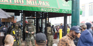 Una gran multitud se reúne en Minneapolis tras falsos rumores de redada de ICE Operativo policiaco en Minneapolis reunió a decenas de personas. Foto: Aaron Nesheim | Sahan Journal
