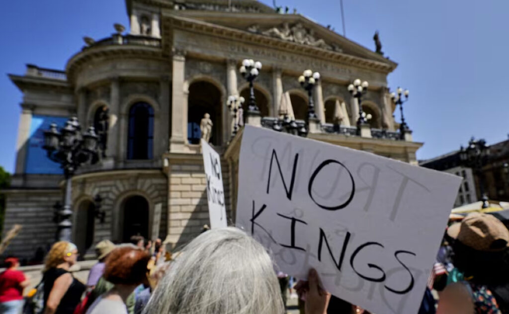 Gente asiste a la protesta mundial llamada “Día sin reyes” contra el presidente de EU, Donald Trump, frente a la Antigua Ópera de Fráncfort, Alemania, el sábado 14 de junio de 2025. Foto: AP