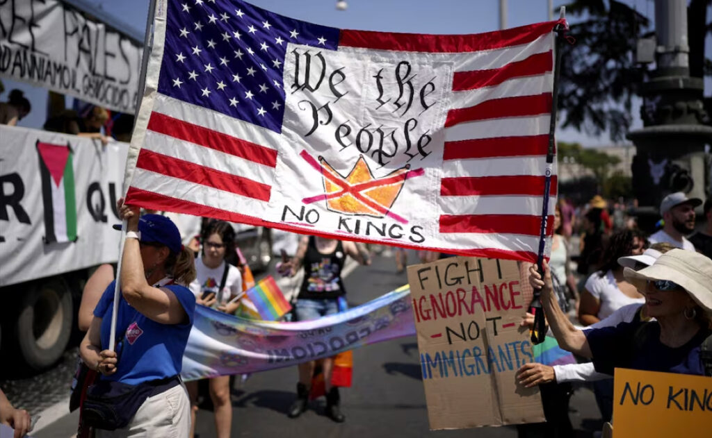 Personas con una bandera de Estados Unidos se unen al movimiento “No kings” asisten a un desfile del Orgullo en Roma, Italia, el sábado 14 de junio de 2025. Foto: AP