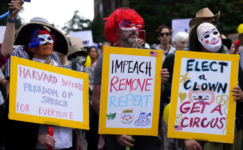 Manifestantes sostienen pancartas frente a la Embajada de Estados Unidos en Londres, durante una protesta contra el presidente Donald Trump en el marco del “No Kings” convocado por organizaciones contra la redadas migratorias, el sábado 14 de junio de 2025. Foto: AP