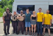 Una pareja reaccionó y salvó al conductor de un auto hundido en el Río Mississippi Una pareja reaccionó y salvó al conductor de un auto hundido en el Río Mississippi