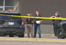 Un muerto y un detenido en tiroteo frente a un centro comercial en Blaine, MN Un muerto y un detenido en tiroteo frente a un centro comercial en Blaine, MN