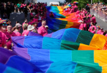 Washington se ilumina con colores arcoíris; los participantes desafían a Trump Washington se ilumina con colores arcoíris; los participantes desafían a Trump