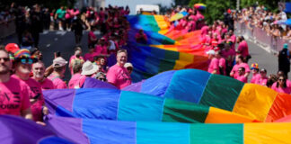 Washington se ilumina con colores arcoíris; los participantes desafían a Trump Washington se ilumina con colores arcoíris; los participantes desafían a Trump
