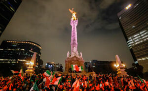 Afición mexicana festeja en el Ángel de la Independencia el campeonato de Copa Oro