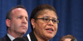 Alcaldesa de Los Ángeles refuerza protección para inmigrantes ante redadas de Trump Alcaldesa de Los Ángeles refuerza protección para inmigrantes ante redadas de Trump