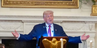 Baja a 42% de aprobación de Trump en EEUU; critican gestión migratoria, arancelaria y caso Epstein Trump cae al 42% de aprobación; critican gestión migratoria, arancelaria y caso Epstein