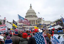 Cadena perpetua a seguidor de Trump que en el asalto al Capitolio trató de matar policías Dan cadena perpetua a seguidor de Trump que en el asalto al Capitolio trató de matar policías