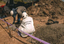 Hallan fosa común en Colombia con los restos de líderes sociales y religiosos asesinados Hallan fosa común en Colombia con los restos de líderes sociales y religiosos asesinados