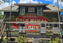 Anuncio de Gold Medal Flour de 1910 aparece debajo de un recubrimiento exterior Anuncio de Gold Medal Flour de 1910 aparece debajo de una capa de pintura