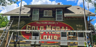 Anuncio de Gold Medal Flour de 1910 aparece debajo de un recubrimiento exterior Anuncio de Gold Medal Flour de 1910 aparece debajo de una capa de pintura