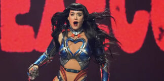 Katy Perry vive momento de pánico en pleno show tras falla de mariposa gigante Katy Perry vive momento de pánico en pleno show tras falla de mariposa gigante