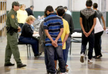 “Es hora de salir de EEUU, los encontraremos”: Trump envía cartas a niños migrantes "Es hora de salir de EEUU, los encontraremos": Gobierno de Trump envía cartas a niños migrantes