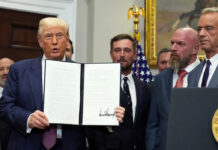 Trump firma decreto que sube aranceles a más de 60 países que aplican en siete días Trump firma decreto que sube aranceles a más de 60 países que aplican en siete días