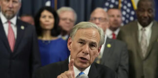 Greg Abbott convierte en ley nuevo mapa electoral que favorece a los republicanos Greg Abbott convierte en ley nuevo mapa electoral que favorece a los republicanos