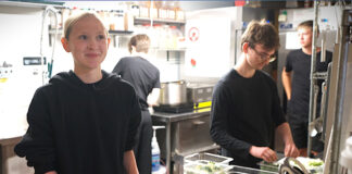 Adolescentes salvan restaurante de Wisconsin mientras el dueño sana en el hospital Adolescentes salvan restaurante de Wisconsin mientras el dueño pasa meses en el hospital