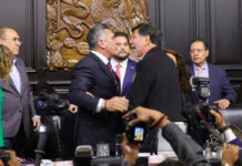 El presidente del PRI, Alito Moreno agrede al presidente del Senado mexicano Con el himno de fondo, el priísta Alito Moreno agrede al presidente del Senado mexicano