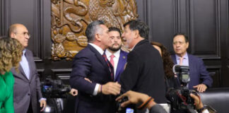 El presidente del PRI, Alito Moreno agrede al presidente del Senado mexicano Con el himno de fondo, el priísta Alito Moreno agrede al presidente del Senado mexicano