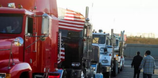 Trump amenaza con recortar fondos a estados que no exijan inglés a camioneros Trump amenaza con recortar fondos a estados que no exijan inglés a camioneros