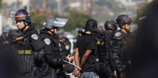 Activistas condenan redada del ICE camuflados en camión de mudanzas en Los Angeles Activistas condenan redada del ICE camuflados en camión de mudanzas en Los Angeles
