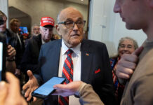 Rudy Giuliani, exalcalde de NY, se fractura una vértebra en accidente de automóvil Rudy Giuliani, exalcalde de NY, se fractura una vértebra en accidente de automóvil