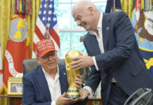 Gianni Infantino entregó a Donald Trump el trofeo de la Copa del Mundo “por ser un ganador” Gianni Infantino entregó a Donald Trump el trofeo de la Copa del Mundo "por ser un ganador"