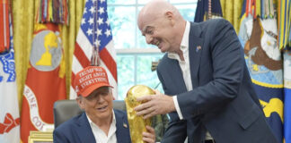 Gianni Infantino entregó a Donald Trump el trofeo de la Copa del Mundo “por ser un ganador” Gianni Infantino entregó a Donald Trump el trofeo de la Copa del Mundo "por ser un ganador"