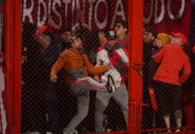 Disturbios en partido de Chile dejan un centenar de hinchas detenidos y varios heridos Disturbios en partido de Chile dejan un centenar de hinchas detenidos y varios heridos