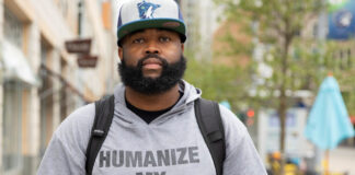 La comunidad se une para apoyar al profesor de la Universidad de Hamline, Jason Sole La comunidad se une para apoyar al profesor de la Universidad de Hamline, Jason Sole