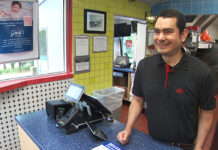 Caminó 3 años a sus dos trabajos; entonces le regalaron 2 ruedas, y después 4… Caminó 3 años a sus dos trabajos; entonces le regalaron 2 ruedas, y después 4…