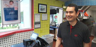 Caminó 3 años a sus dos trabajos; entonces le regalaron 2 ruedas, y después 4… Caminó 3 años a sus dos trabajos; entonces le regalaron 2 ruedas, y después 4…