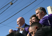 Atacan con piedras y objetos caravana donde viajaba el presidente argentino Javier Milei Atacan con piedras y objetos caravana donde viajaba el presidente argentino Javier Milei