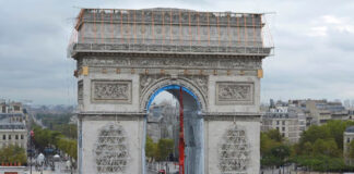 Piden sancionar a un hombre que prendió un cigarrillo en la llama de memorial en París Piden sancionar a un hombre que prendió un cigarrillo en la llama de memorial en París
