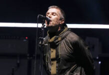 Fan de Oasis muere, al caer de una grada durante uno de sus conciertos en Wembley Fan de Oasis muere, al caer de una grada durante uno de sus conciertos en Wembley